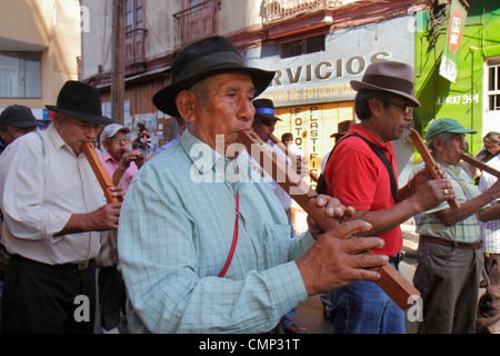 Arica Chile,Avenida Arturo Prat,Carnevale Andino,Carnevale andino,sfilata,indigena,Aymara Heritage,folklore tradizionale troupe di musica,band,musicista,musi Foto Stock