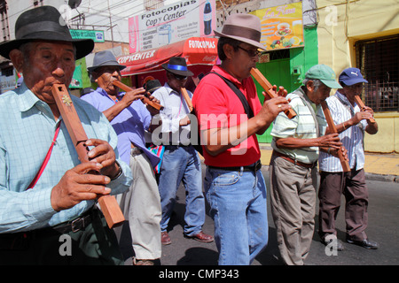 Arica Chile,Avenida Arturo Prat,Carnevale Andino,Carnevale andino,sfilata,indigena,Aymara Heritage,folklore tradizionale troupe di musica,band,musicista,musi Foto Stock