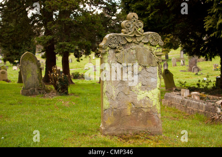 Molto vecchio headstone/pietra tombale mal meteo, non è in grado di leggere l'iscrizione. Foto Stock
