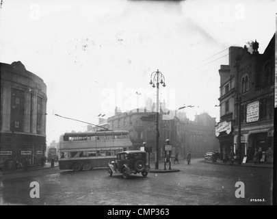 Filobus, Queen Square, Wolverhampton, inizio XX sec. A Wolverhampton Corporation Trasporti filobus in Queen Square. Foto Stock