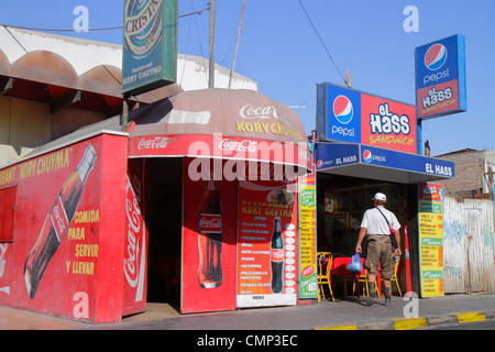 Arica Chile, Avenida 18 de Septiembre, ristorante di quartiere, ristoranti, cibo, cena, mangiare fuori, paninoteca, insegna, Coca Cola, Pepsi, concorrenza, uomo ispanico Foto Stock