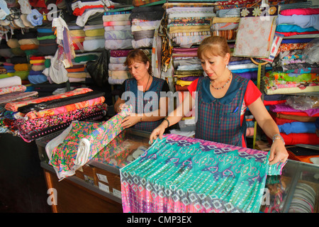 Arica Chile,Avenida 18 de Septiembre,negozio di tessuti,tessuti,cucire,artigianato,tessuti stampati,design,bullone,donne ispaniche donne donne,dipendente mercante,lavoro Foto Stock