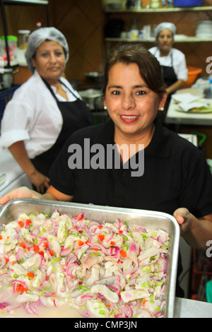 Arica Chile, Mercado Colon, mercato coperto, food Court plaza, ristorante ristoranti, ristoranti, ristoranti, caffè, preparazione del cibo, venditori, bancarelle b Foto Stock