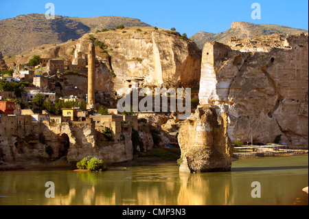 Ayyubid El Rizk Moschea antica cittadella e Artukid piccolo Palazzo di Hasankeyf prima della costruzione della diga, Turchia Foto Stock