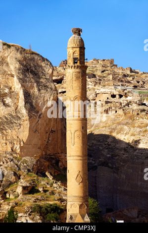 Antica città di Hasankeyf e il minarete del El Rizk moschea (1409) sul fiume Tigri sud-est della Turchia. Foto Stock