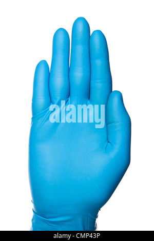 Close-up di blue medical mano guantata, Dita estese fino, palm, come in 'Stop' segnale. Isolato su bianco. Foto Stock