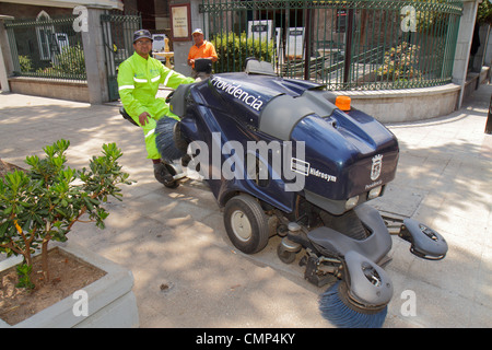 Santiago Cile,Providencia,Avenida Vicuna Mackenna,strada scena,lavoratore cittadino,lavoratori,uomini ispanici maschi adulti adulti,operatore di attrezzature,lavoro Foto Stock