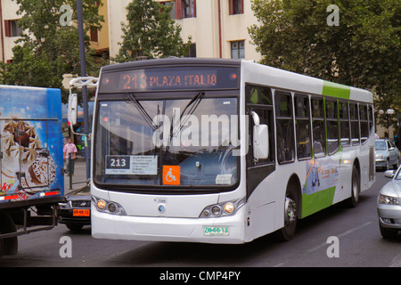 Santiago Cile,Providencia,Plaza Italia,scena stradale,Transantiago,autobus,pullman,trasporto pubblico,traffico,autostrada Route 213,B7R basso ingresso Volvo bus,co Foto Stock