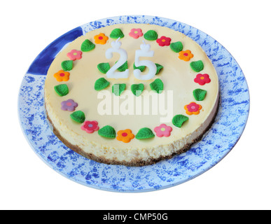 Torta di compleanno con il numero di candele 25 isolato su sfondo bianco  Foto stock - Alamy