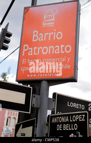 Santiago Cile,Barrio Patronato,Avenida Santa Maria,quartiere degli immigrati,segnaletica stradale,Avenida Loreto,Antonia Lopez de bello,Recoleta Municipality pro Foto Stock