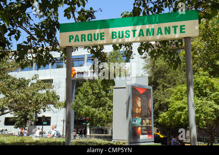 Santiago Cile,Providencia,Stazione della Metropolitana,Parque Bustamante,metropolitana,treno,treno,ingresso,cartello,poster promozionale,parco,alberi,America Latina,Sud Chile120 Foto Stock