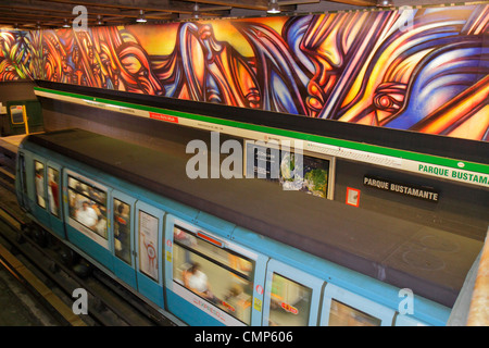 Santiago Cile,Providencia,Stazione della Metropolitana,Parque Bustamante,metropolitana,treno,treno,America Latina,Sud Chile120124039 Foto Stock