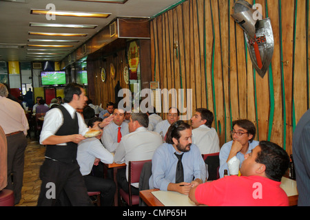 Santiago Chile, Calle Bandera, ristorante ristoranti cibo pranzo caffè caffè, folla pranzo, uomo ispanico uomini maschio adulti, uomo maschio, cravatta, cameriere Foto Stock