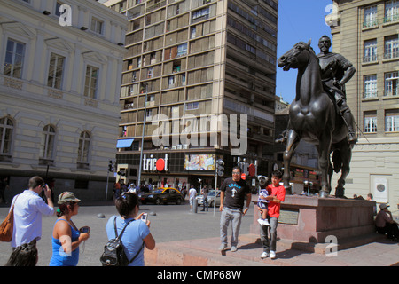 Santiago Cile, Plaza de Armas, piazza pubblica, statua equestre, monumento, Don Pedro Valdivia, storia coloniale, fondatore della città, ispanico latino latino latino latino latino latino latino latino latino latino latino latino latino latino i etnia Foto Stock