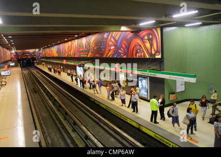 Santiago Cile,Providencia,stazione della metropolitana,Parque Bustamante,metropolitana,treno,treno,murale,artista Alejandro Mono Gonzalez,Vida y Trabajo,vita e lavoro,20 Foto Stock