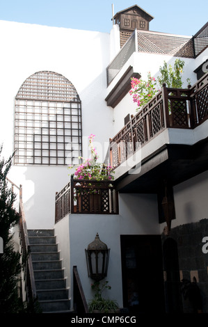 Il cortile all'aperto di una tradizionale casa araba siriana imbiancata con legno e arabeschi a Bab Touma, città vecchia di Damasco, Siria. Foto Stock