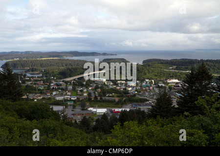 Vista della città di Kodiak dal pilastro Mt. Strada con vista del Ponte, isola di Kodiak, Alaska, STATI UNITI D'AMERICA Foto Stock