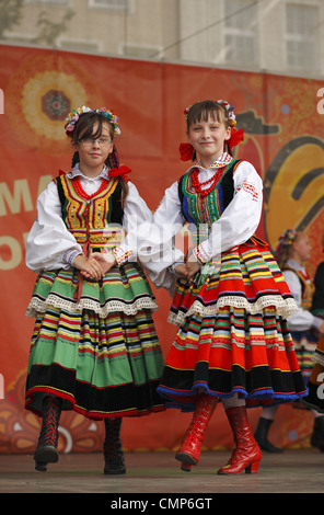 Polish folk dance group di eseguire durante il San Domenico giusto, Gdansk, Polonia Foto Stock