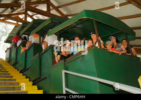 Santiago Cile,Cerro San Cristobal,Parque Metropolitano,parco urbano,Funicolare Estacion,piano inclinato,ferrovia in scogliera,tram,uomo etnico ispanico maschio,w Foto Stock