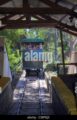 Santiago Cile,Cerro San Cristobal,Parque Metropolitano,parco urbano,Funicolare Estacion,aereo inclinato,ferrovia in scogliera,treno,uomo etnico ispanico maschile, Foto Stock