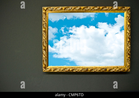 Vuoto antica cornice dorata sulla parete grunge con sky fotografia Foto Stock