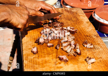 Carne Asada per essere tagliati dopo la cottura su un barbecue, preparati di fresco in un ranch in Messico Foto Stock