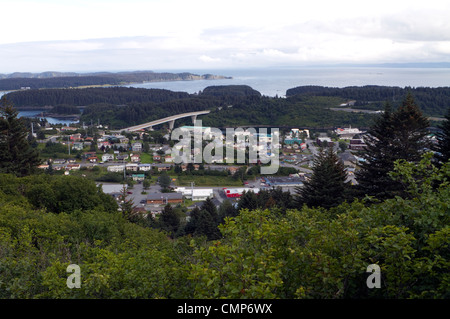 Vista della città di Kodiak dal pilastro Mt. Strada con vista del Ponte, isola di Kodiak, Alaska, STATI UNITI D'AMERICA Foto Stock