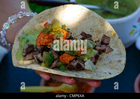 Carne Asada taco tenuto in una mano, preparati di fresco in un ranch in Messico Foto Stock