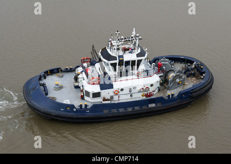 Un rimorchiatore lavorando sul Canale di Panama Foto Stock