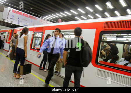 Santiago Cile,Providencia,Metro,metropolitana,treno,treno,stazione di Baquadano,trasporto pubblico,treno,porta aperta,uscita,imbarco,etnia ispanica Latino Latina Foto Stock