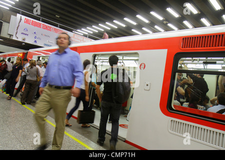 Santiago Cile,Providencia,Metro,metropolitana,treno,treno,stazione di Baquadano,trasporto pubblico,treno,porta aperta,uscita,imbarco,etnia ispanica Latino Latina Foto Stock