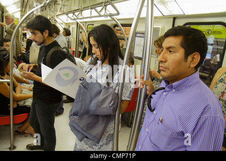 Santiago Cile,Providencia,Metro,metropolitana,treno,treno,trasporto pubblico,treno,interno,palo di metallo,immi immigranti etnici latini ispanici Foto Stock