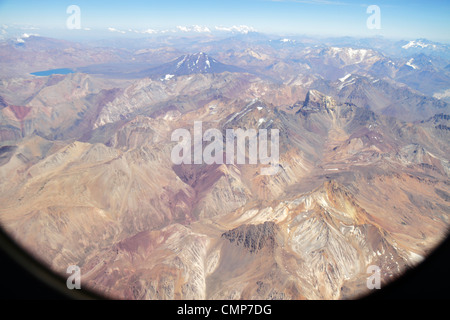 Santiago Chile,Andes Mountains,LAN Airlines,volo per Mendoza,vista sul posto a sedere della finestra,confine Argentina,Laguna Diamante,vista aerea dall'alto,scienc Foto Stock