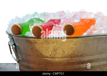 Primo piano della soda assortiti di bottiglie in un partito di metallo secchio pieno di ghiaccio. Foto Stock