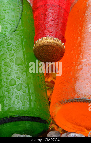Dettaglio di tre diverse bottiglie di soda con condensazione. Foto Stock