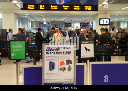 Miami Florida International Airport mia, terminal, sicurezza, screening, TSA, cartello, informazioni, borsa sizer, bagaglio a mano valigie bagagli valigie ca Foto Stock