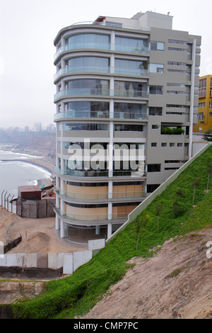 Lima Peru,Barranco District,Malecon,Oceano Pacifico,acqua,costa,scogliera,condominio appartamenti residenziali costruzione edifici alloggio, multi fami Foto Stock