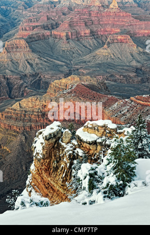 Neve lungo South Rim e Mather Point aggiungere alla bellezza dell'Arizona Grand Canyon National Park. Foto Stock