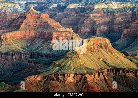 Il Tempio di Osiride e la piramide di Cheope in Arizona il Parco Nazionale del Grand Canyon da Yavapai Point e South Rim. Foto Stock