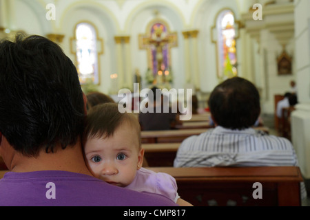 Lima Peru,Distretto Barranco,Iglesia la Santissima Cruz,Chiesa della Santa Croce,religione chiesa cattolica,altare,Pew,massa,servizio,congregazione,uomini ispanici Foto Stock