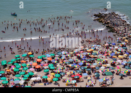 Lima Peru,Distretto Barranco,Malecon,circuito de playas,Playa los Yuyos,Costa dell'Oceano Pacifico,vista aerea,pubblico,spiagge,folla,affollato,umbrel Foto Stock