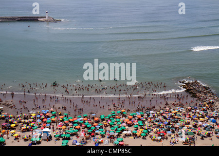 Lima Peru,Distretto Barranco,Malecon,circuito de playas,Playa los Yuyos,Oceano Pacifico,acqua,costa,vista aerea,pubblico,spiaggia,folla,ombrello,swimm Foto Stock