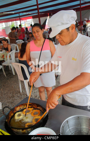 Lima Perù,quartiere Barranco,Calle Colon,quartiere,comunità fundraiser,festival gastronomico,ristoranti,socializzazione,uomo ispanico uomini maschio,donna donne donne,fr Foto Stock