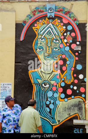 Lima Peru,quartiere Barranco,Calle Colon,quartiere,scena,Street art,graffiti,uomo ispanico uomini maschio adulti,Peru120115177 Foto Stock
