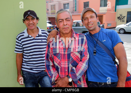 Lima Peru,quartiere Barranco,Calle Colon,scena urbana,quartiere classe operaia,uomo ispanico uomini maschio adulti,amici,cameriere,fischio,camicia a quadri Foto Stock