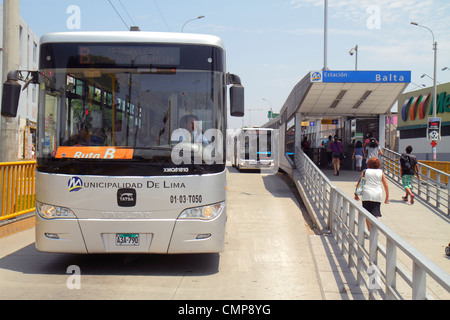 Lima Perù, quartiere Barranco, Avenida Bolognesi, stazione Estacion Balta, linea di autobus Metropolitano, uomini e donne ispanici passeggeri Foto Stock