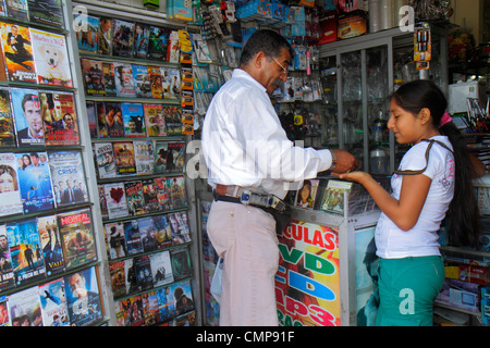 Lima Peru,Surquillo,Mercado de Surquillo,mercato delle pulci,stallo,shopping shopper shopping negozi mercati di mercato di acquisto di vendita, negozio al dettaglio Foto Stock