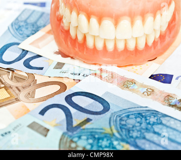 Dentiera in euro - spese dentale concept Foto Stock
