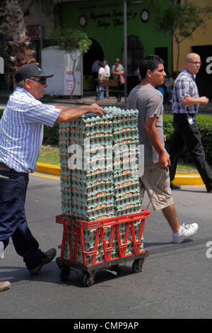 Lima Peru,Surquillo,Avenida Ricardo Palma,scena stradale,uomo ispanico uomini maschio adulti,ragazzi,bambini bambini bambini bambini ragazzi,ragazzi adolescenti Foto Stock