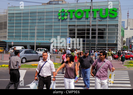 Lima Perù,Santa Ana,Avenida Canaval y Moreyra,scena stradale,angolo,incrocio,linee di marciapiede,ispanico Latino latino immigrati immigrati minoranza,a Foto Stock